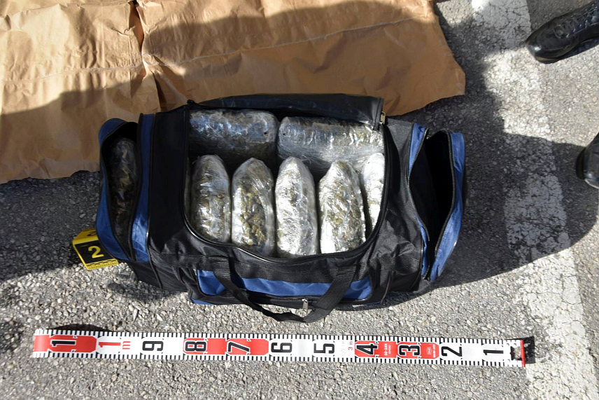 ПОДГОРИЦА, 15. ЈУНА /СРНА/ - Црногорска полиција открила је 10 килограма марихуане и ухапсила мушкарца чији су иницијали П.М. /54/ из Пљеваља у чијем је аутомобилу дрога пронађена.