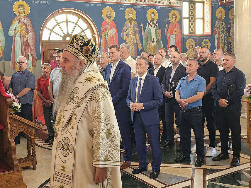 УГЉЕВИК, 16. ЈУНА /СРНА/ - Његово високопреосвештенство архиепископ и митрополит зворничко-тузлански Фотије на молитвеном скупу у храму Преподобне мати Параскеве у Угљевику.