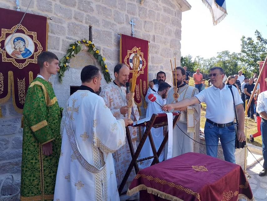 БИЛЕЋА, 16. ЈУНА /СРНА/ - Новообновљени храм Светог архангела Михаила у Tрновом Долу код Билеће у коме се, према предању, причестила војска војводе Влатка Вуковића прије одласка у бој на Косово, освештао је данас Његово преосвештенство епископ захумско-херцговачки и приморски Димитрије и пожелио да се овдје народ окупља.