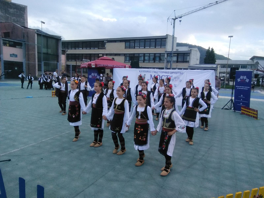 БРАТУНАЦ, 16. ЈУНА /СРНА/ - Ревијални Фестивал дјечијег фолкора одржан је вечерас у Братунцу гдје су у наступу на отвореном дјеца измамила аплаузе са пуних трибина.