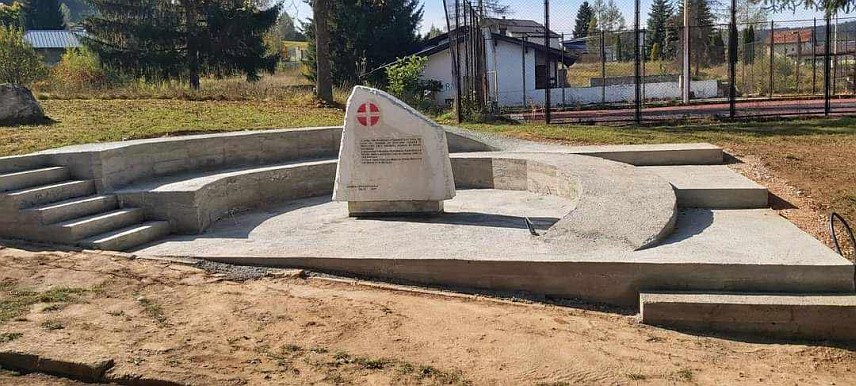 ПАЛЕ, 17. ЈУНА /СРНА/ - У оквиру манифестације "Сјећање на јуни 1992. године", у суботу, 22. јуна, биће служен помен и положени вијенци за погинуло и преминуло медицинско и немедицинско особље Војне болнице Коран, саопштено је из Борачке организације општине Пале.