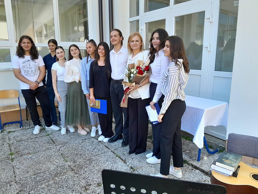 МРКОЊИЋ ГРАД, 17. ЈУНА /СРНА/ - Гимназија у Мркоњић Граду данас је програмом и уручењем диплома и награда обиљежила Дан школе и ученичких постигнућа, а за ђака генерације проглашена је Дајана Тица.