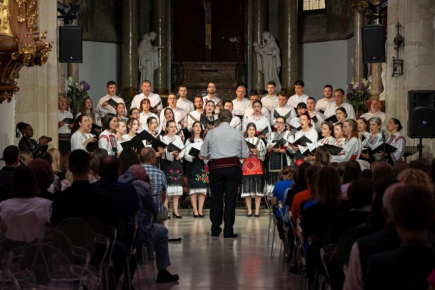 БАЊАЛУКА, 17. ЈУНА /СРНА/ - Женски и Мјешовити хор Српског просвјетног друштва /СПД/ "Јединство" из Бањалуке освојио је три прва мјеста, као и посебну награду за побједника у категорији фолклорне музике на Међународном хорском такмичењу у Братислави.