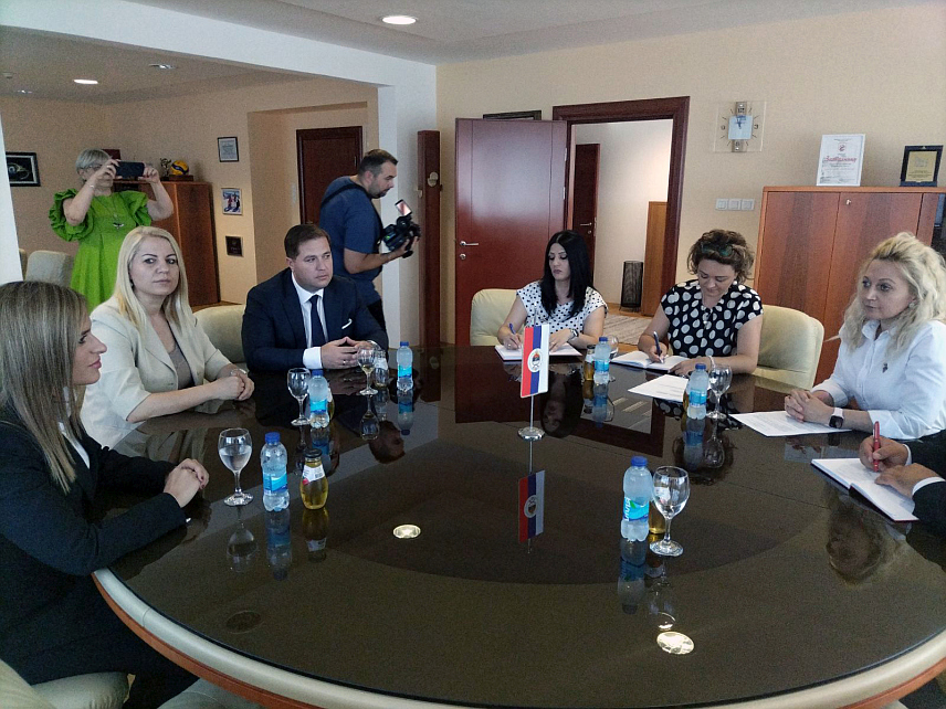 БАЊАЛУКА, 17. ЈУНА /СРНА/ - Министар породице, омладине и спорта Републике Српске Селма Чабрић састала се данас у Бањалуци са министром за бригу о породици и демографију Србије Милицом Ђурђевић Стаменковски.