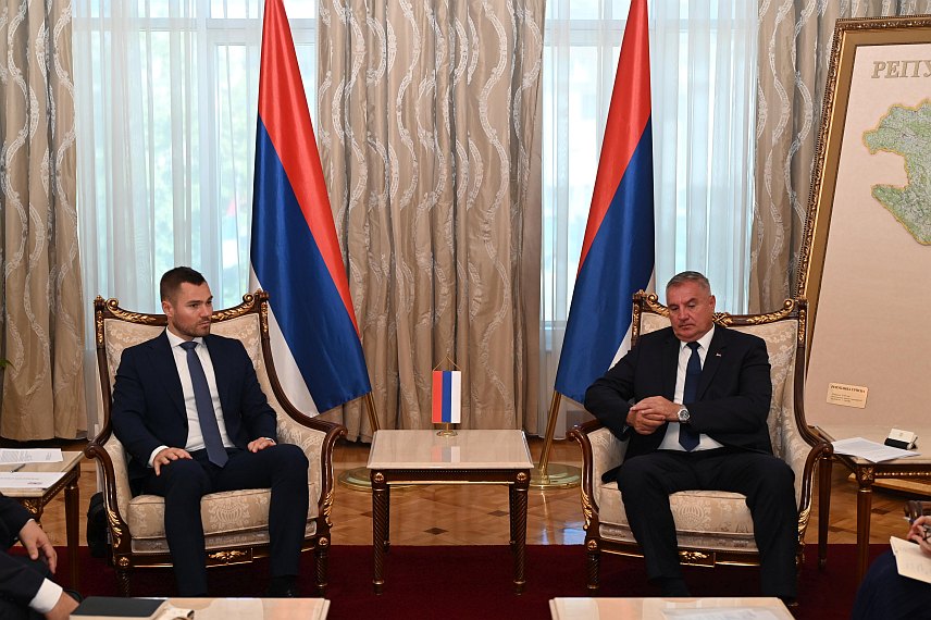 БАЊАЛУКА, 17. ЈУНА /СРНА/ - Предсједник Владе Републике Српске Радован Вишковић на састанку са замјеником државног секретара за европске послове и међународне односе у мађарском Министарству енергетике Петером Холицом.