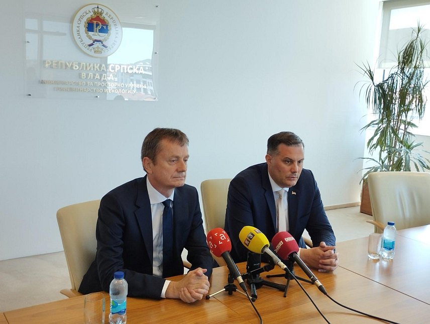 БАЊАЛУКА, 17. ЈУНА /СРНА/ - Министар за просторно уређење, грађевинарство и екологију Републике Српске Бојан Випотник и министар за јавна улагања Србије Дарко Глишић разговарали су данас у Бањалуци о могућностима заједничког аплицирања за међународне пројекте енергетске ефикасности.	
