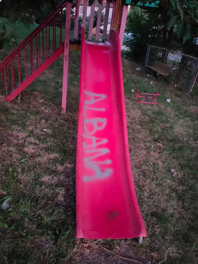 БЕОГРАД, 17. ЈУНА /СРНА/ - Исписани графит "Албанија" и погрдни натписи на српском Дому културе и на дјечијем игралишту у селу Сушица надомак Грачанице.