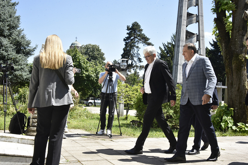 БАЊАЛУКА, 17. ЈУНА /СРНА/ - Долазак предсједника Републике Српске Милорада Додика на састанак са бањалучким бискупом Жељком Мајићем.