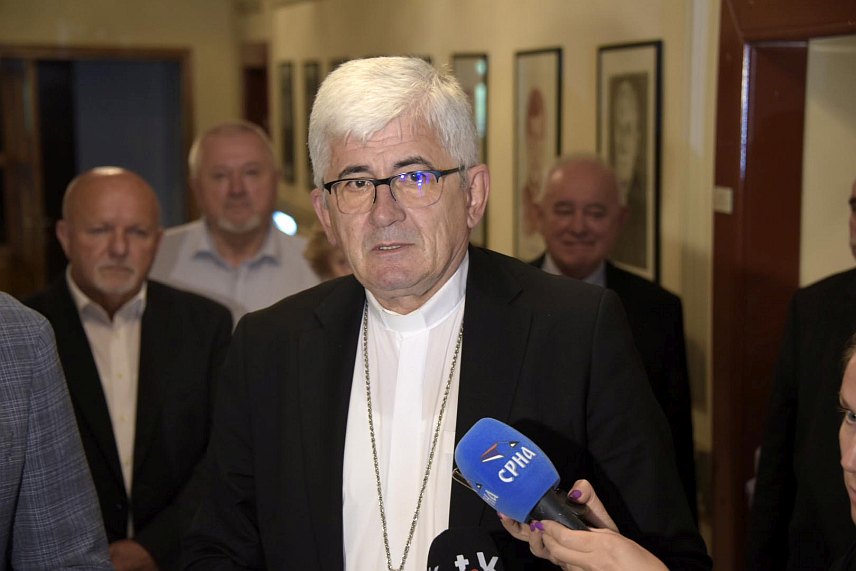 БАЊАЛУКА, 17. ЈУНА /СРНА/ - Бањалучки бискуп Жељко Мајић са предсједником Републике Српске Милорадом Додиком на конференцији за новинаре у Бањалуци.