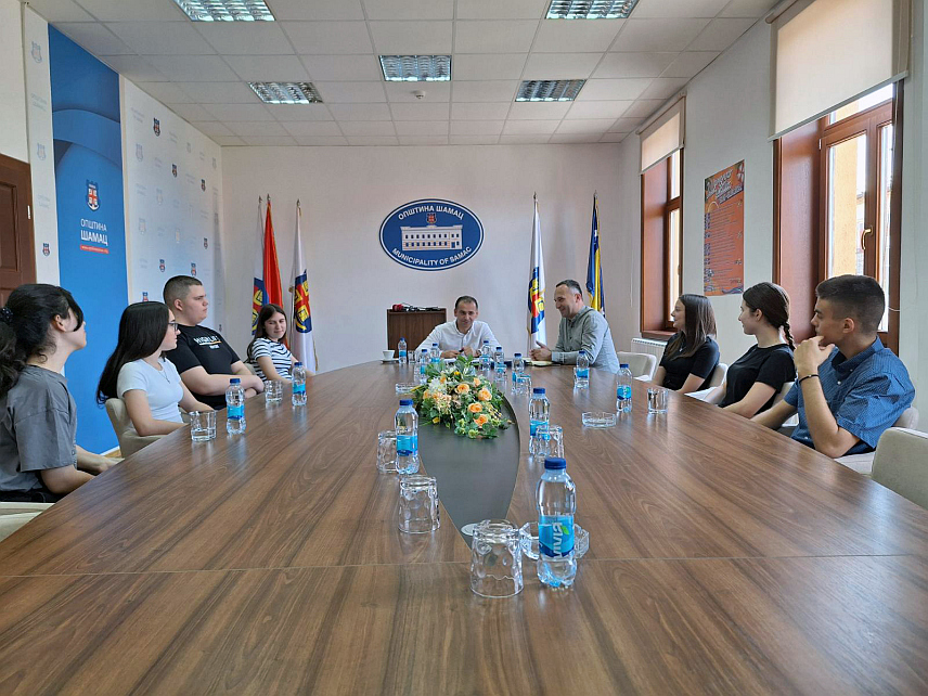 ШАМАЦ, 17. ЈУНА /СРНА/ - Начелник општине Шамац Ђорђе Милићевић данас је примио пет ученика генерације из четири основне школе и Средње школе "Никола Тесла" и два вуковца, те им уручио похвале и новчане награде.