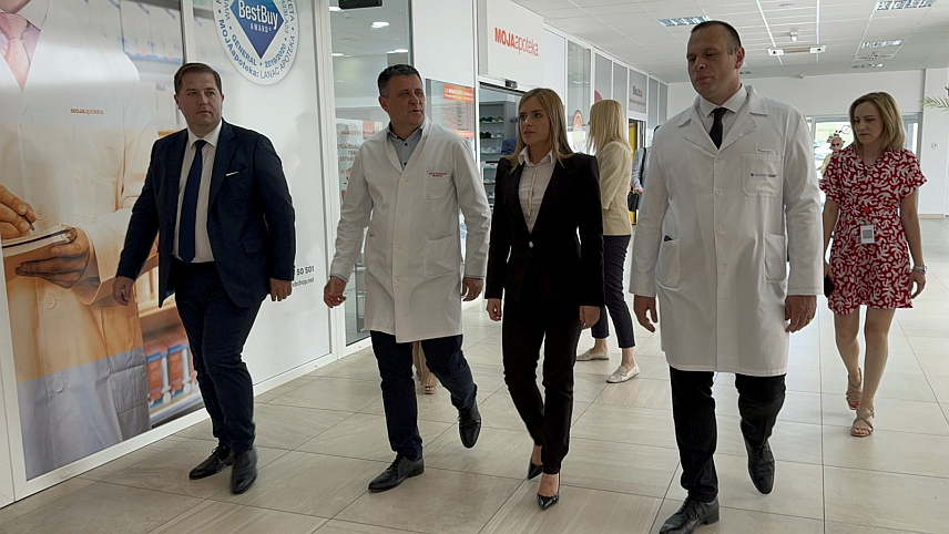 БАЊАЛУКА, 17. ЈУНА /СРНА/ - Генерални директор УКЦ-а Републике Српске Владо Ђајић, министар за бригу о породици и демографију Републике Србије Милица Ђурђевић Стаменковски и начелник Клинике за кардиохирургију Никола Шобот.