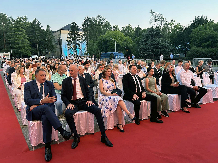 БАЊАЛУКА, 17. ЈУНА /СРНА/ - Предсједник Републике Српске Милорад Додик и министар за научнотехнолошки развој и високо образовање Републике Српске Жељко Будимир присуствовали су вечерас годишњем концерту Универзитета у Бањалуци под називом "Поклон Републици".