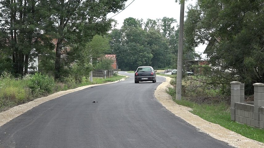 ШАМАЦ, 17. ЈУНА /СРНА/ - У мјесној заједници Брвник код Шамца завршено је асфалтирање дионице пута, укупне вриједности 80.000 КМ, од чега је 50.000 КМ издвојило Министарство пољопривреде, шумарства и водопривреде Републике Српске, а 30.000 КМ општина Шамац из буџета.