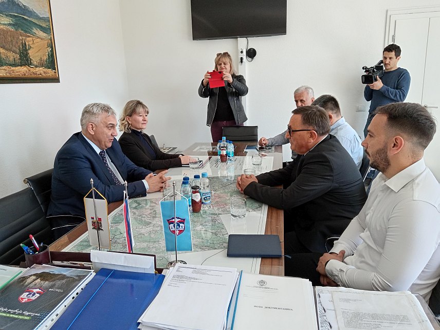 СОКОЛАЦ, 18. ЈУНА /СРНА/ - Амбасадор Србије у БиХ Иван Tодоров посјетиће сутра општину Соколац гдје ће разговарати са начелником Милованом Бјелицом, а потом донирати опрему за локални Џудо клуб "Олимпик", речено је Срни у локалној управи./фото из архива/