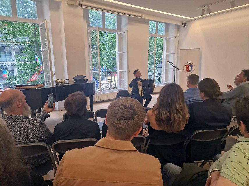 БИЈЕЉИНА, 18. ЈУНА /СРНА/ - Отварање манифестације "Дани Србије и српске културе" у Паризу обиљежено је наступом младог виртуоза из Бијељине Ђорђа Перића.