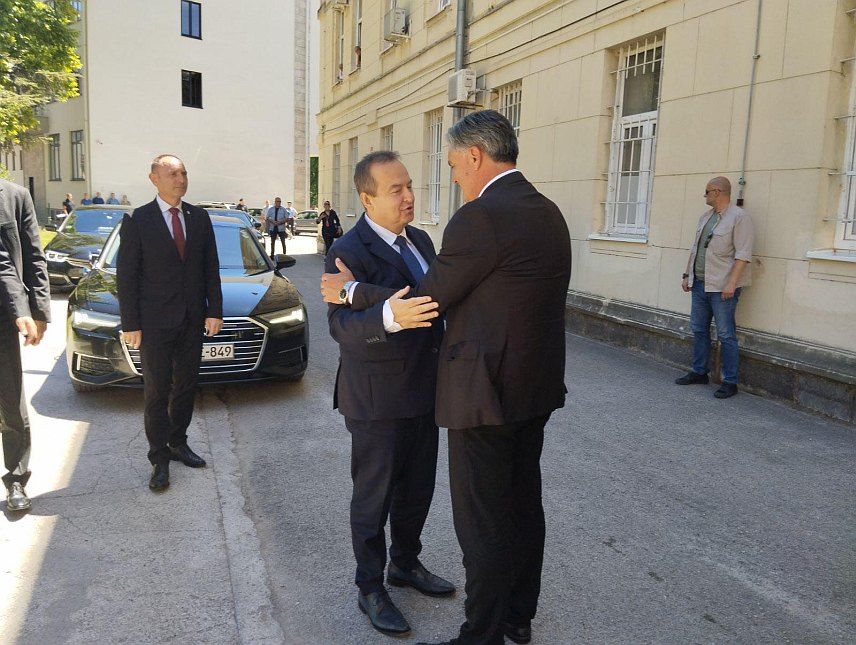 TРЕБИЊЕ, 18. ЈУНА /СРНА/ - Министри унутрашњих послова Републике Српске и Србије Синиша Каран и Ивица Дачић састали су се данас у Tребињу, гдје би требало да буде потписан меморандум о сарадњи два министарства током туристичке сезоне.