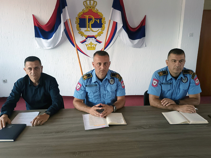 ЗВОРНИК, 18. ЈУНА /СРНА/ - Начелник Сектора полиције у Полицијској управи Зворник Драгослав Остојић, начелник Сектора криминалистичке полиције Српко Милошевић и замјеник начелника Полицијске управе Зворник Владан Василић на конференцији за новинаре данас у Зворнику.
