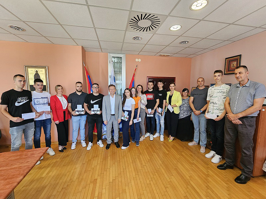 УГЉЕВИК, 18. ЈУНА /СРНА/ - Начелник Угљевика Василије Перић је на данашњем пријему најбољих средњошколаца наградио два ђака генерације, те ученике Средњошколског центра "Михаило Петровић Алас" који су постигли најбоље резултате на такмичењима, као и њихове професоре.