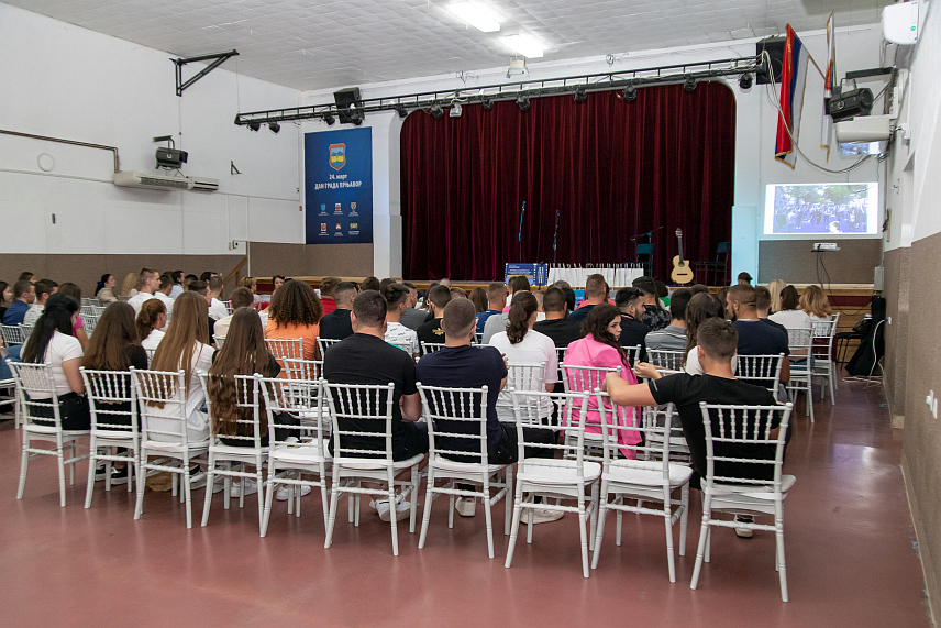 ПРЊАВОР, 19. ЈУНА /СРНА/ - У Прњавору је данас уприличена свечана подјела диплома за 146 матураната Центра средњих школа "Иво Андрић", 62 ученика трећег и 84 ученика четвртог степена.