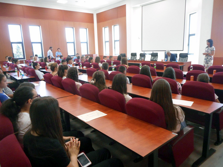 БРАТУНАЦ, 19. ЈУНА /СРНА/ - Начелник општине Братунац Лазар Продановић данас је организовао пријем за ученике генерације, носиоце Вукове дипломе и ђаке који су остварили добре резултате на републичким такмичењима из братуначких основних школа и Средњошколског центра.