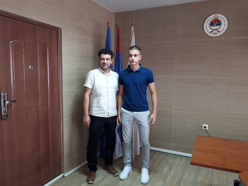 КОСTАЈНИЦА, 19. ЈУНА /СРНА/ - Начелник општине Костајница Никола Јањетовић је данас организовао пријем за носиоце Вукове дипломе из Основне школе "Петар Мећава" Катарину Борисављевић и Константина Рељића, који је и ученик генерације.