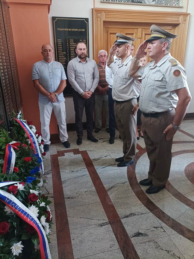 ЧЕЛИНАЦ, 19. ЈУНА /СРНА/ - У спомен-капели у порти Храма Светог архангела Гаврила у Челинцу данас је служен парастос и положени су вијенци поводом обиљежавања 32 године од формирања Челиначке лаке пјешадијске бригаде, чија су 73 припадника дала живот за одбрану Републике Српске, а више их је рањено.