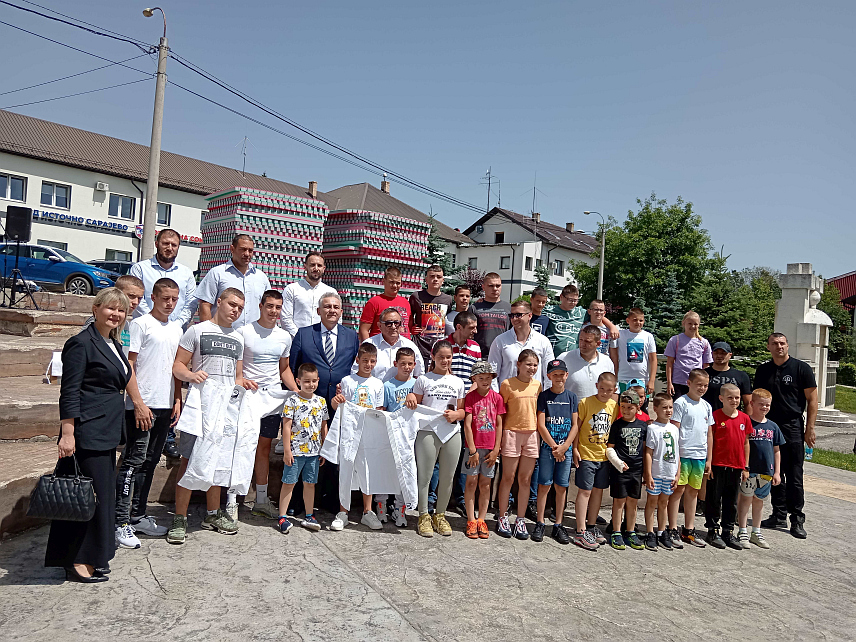 СОКОЛАЦ, 19. ЈУНА /СРНА/ - Амбасадор Србије у БиХ Иван Tодоров данас је уручио донацију, 100 метара квадратних струњача и 30 џудоги кимона соколачком Џудо клубу "Олимпик".