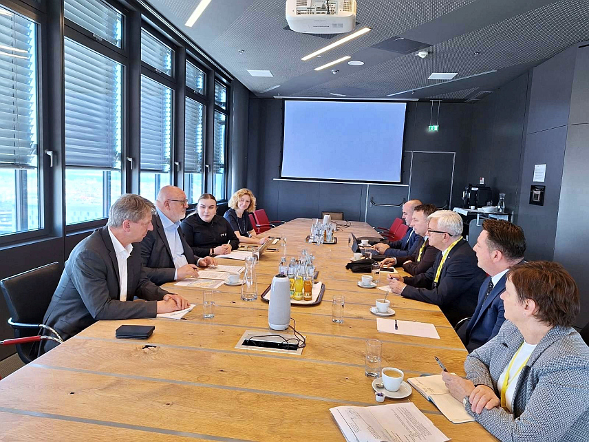 БАЊАЛУКА/БЕЧ, 19. ЈУНА /СРНА/ - Министар саобраћаја и веза Републике Српске Недељко Чубриловић и генерални директор "Жељезница Републике Српске" Слађан Јовић разговарали су данас у Бечу.