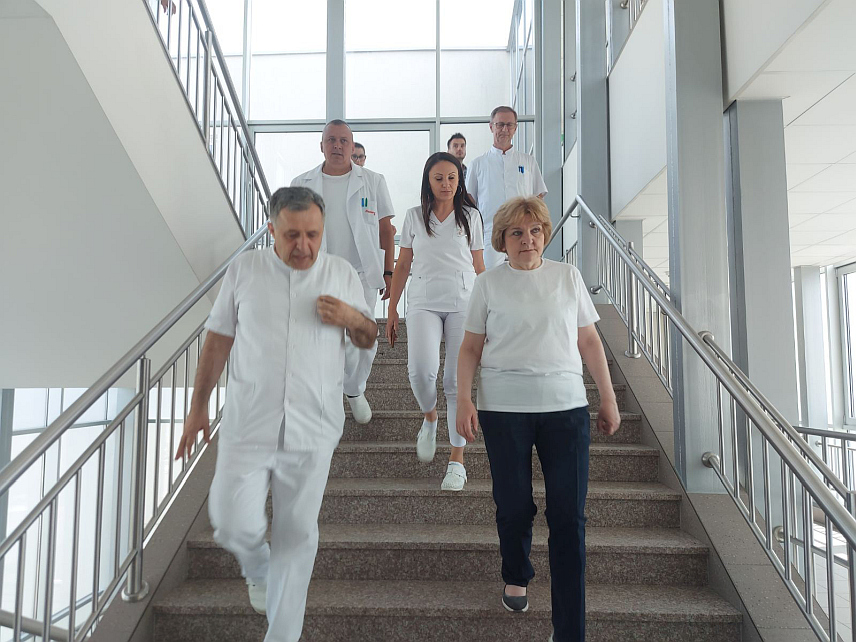 БИЈЕЉИНА, 19. ЈУНА /СРНА/ - Познати љекар Даница Грујичић одржала је данас у Бијељини предавање о интерцеребралним хематомима, те похвалила сарадњу неуролога и неурохирурга бијељинске болнице, уз оцјену да је ситуација у Болници "Свети врачеви" за сваку похвалу.