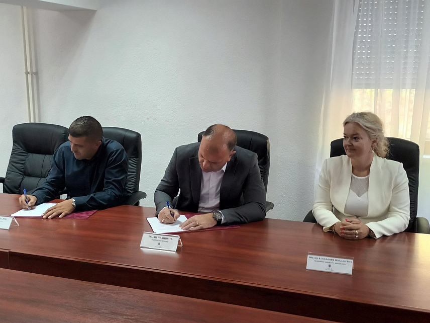 ЗВОРНИК, 19. ЈУНА /СРНА/ - Представник извођача радова Љубисав Бајић и градоначелник Зворника Бојан Ивановић потписали су данас уговор вриједан око 8,8 милиона КМ без ПДВ-а о изградњи друге фазе водоводног система "Пилица-Локањ". Потписивању је присуствовала помоћник министра финансија Бојана Васиљевић Пољашевић.