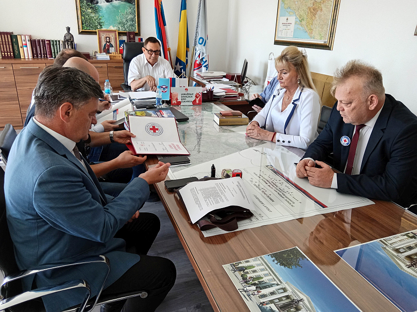 СОКОЛАЦ, 19. ЈУНА /СРНА/ - На Сокоцу су данас потписани Повеља о братимљењу и споразум о сарадњи Удружења добровољних давалаца крви и Црвеног крста општине Чукарица са добровољним даваоцима крви и Црвеним крстом општине Соколац.