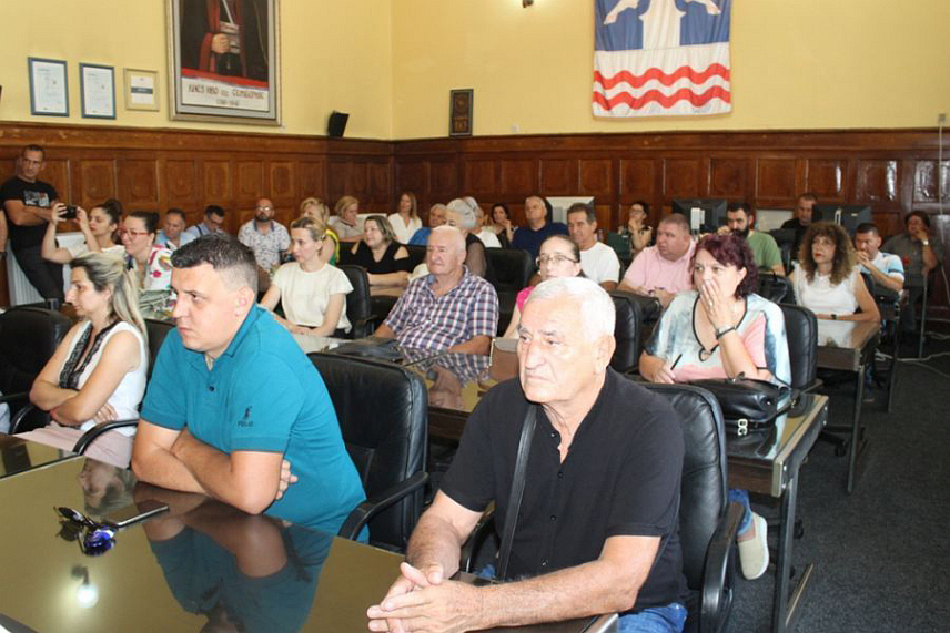 БИЈЕЉИНА, 19. ЈУНА /СРНА/ - У Градској управи Бијељине данас су потписани уговори о подршци пројектима 67 удружења грађана, којима је додијељено 180.000 КМ из градског буџета, саопштено је из локалне управе.