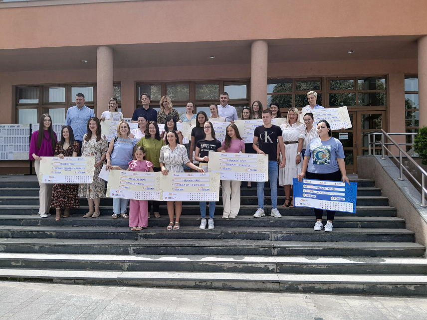 МРКОЊИЋ ГРАД, 19. ЈУНА /СРНА/ - Омладинска банка, Фондација "Мозаик" и општина Мркоњић Град финасираће девет пројеката неформалних група младих у овој локалној заједници и један микробизнис у укупном износу од 29.880 КМ.