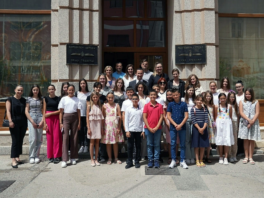 ТРЕБИЊЕ, 19. ЈУНА /СРНА/ - Градоначелник Требиња Мирко Ћурић је уприличио данас пријем за професоре и ученике требињске Музичке школе.