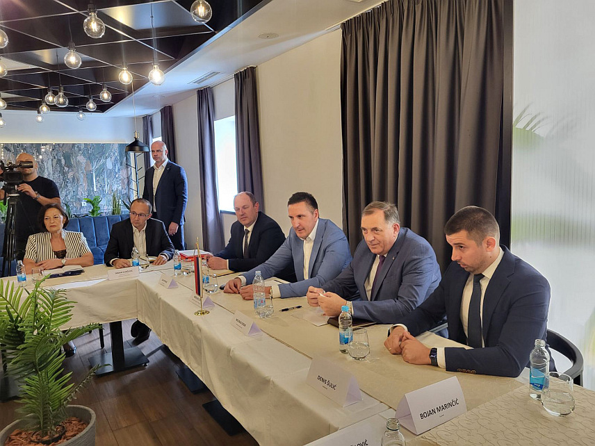 ЈАХОРИНА, 19. ЈУНА /СРНА/ - Радни састанак руководства "Сарајево-гаса" из Источног Сарајева и Јавног предузећа "Србијагаса" са предсједником Републике Српске Милорадом Додиком почео је на Јахорини, гдје ће данас свечано бити отворени радови на дистрибутивном гасоводу Пале – Јахорина.
