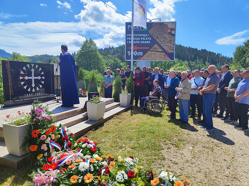 ПАЛЕ, 1. ЈУНА /СРНА/ - У Љубогошти код Пала данас је служен помен и положени су вијенци на споменик за 17 погинулих бораца из тог мјеста у Одбрамбено-отаџбинском рату.
