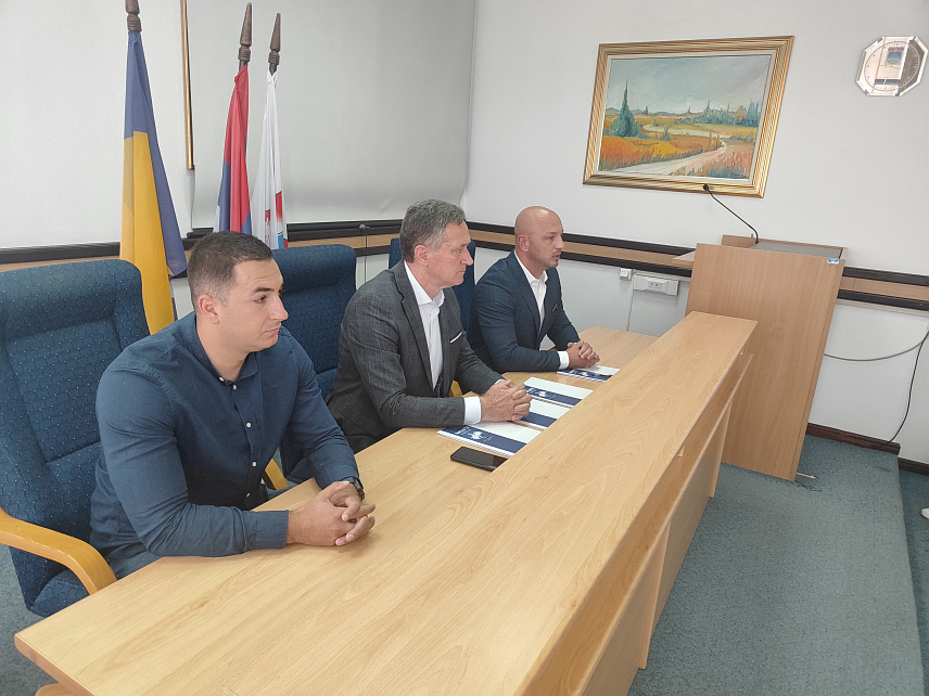 ПАЛЕ, 1. ЈУНА /СРНА/ - Начелник општине Пале Бошко Југовић потписао је данас споразум о сарадњи са представницима музичког такмичења "Ритам Европе", које ће ове године бити одржано у овој општини.