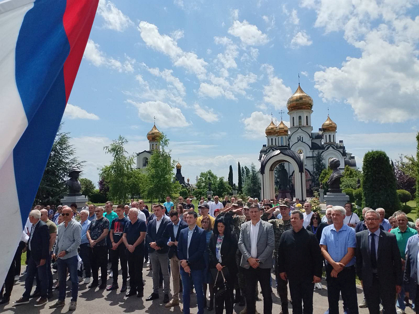 БИЈЕЉИНА, 1. ЈУНА /СРНА/ - У порти Манастира Свете Петке у Бијељини данас су обиљежене 32 године од формирања Илијашке бригаде Војске Републике Српске.