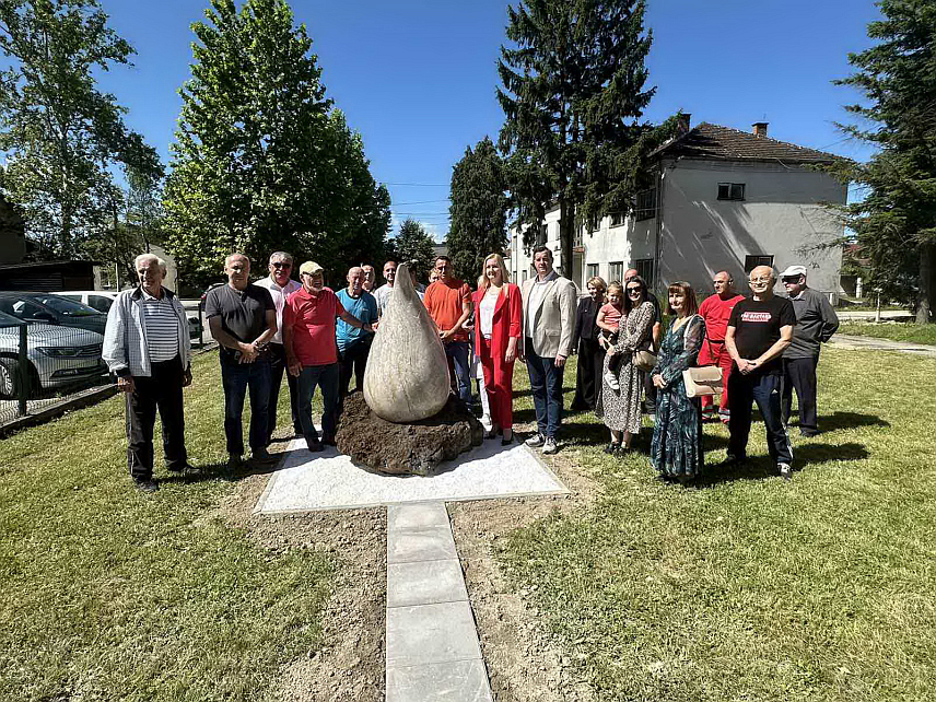 ПРИЈЕДОР, 1. ЈУНА / СРНА/ - Испред амбуланте породичне медицине у Омарској у Приједору постављена је скулптура "Кап живота" чувеног вајара Мила Прерада.