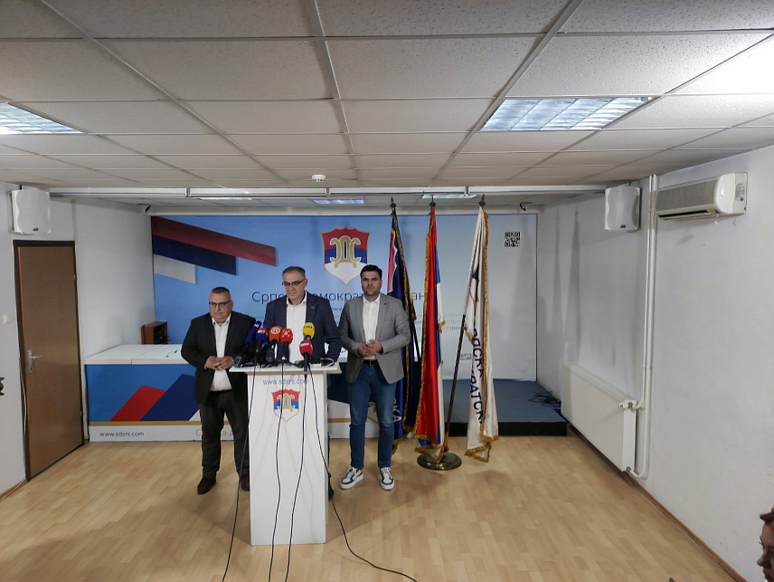 БАЊАЛУКА, 1. ЈУНА /СРНА/ - Предсједник СДС-а Милан Миличевић на конференцији за новинаре у Бањалуци.