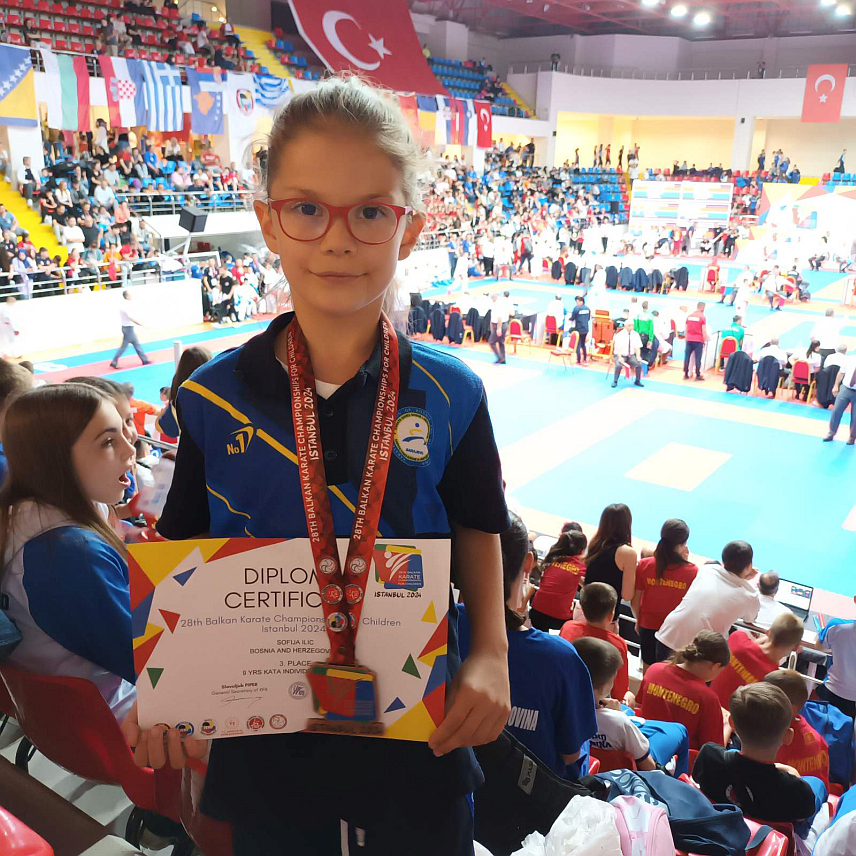 БИЛЕЋА, 1. ЈУНА /СРНА/ - Каратисткиња Карате клуба "Херцеговац" из Билеће Софија Илић освојила је бронзану медаљу на Балканском првенству у Турској.