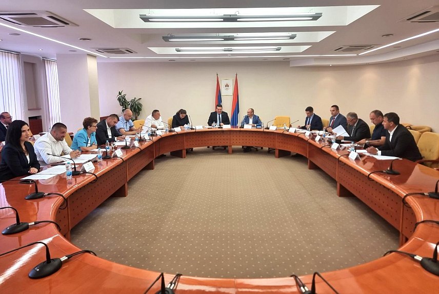 БАЊАЛУКА, 20. ЈУНА /СРНА/ - Свечана сједница Народне скупштине Републике Српске, на којој ће се обратити предсједник Скупштине Србије Ана Брнабић биће одржана 2. јула, одлучио је данас скупштински колегијум.