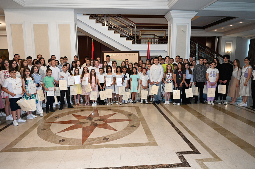 БАЊАЛУКА, 20. ЈУНА /СРНА/ - Министар просвјете и културе Жељка Стојичић је данас у Бањалуци организовала пријем за ученике основних и средњих школа, побједнике на републичким и међународним такмичењима у протеклој школској години, те за њихове наставнике.
