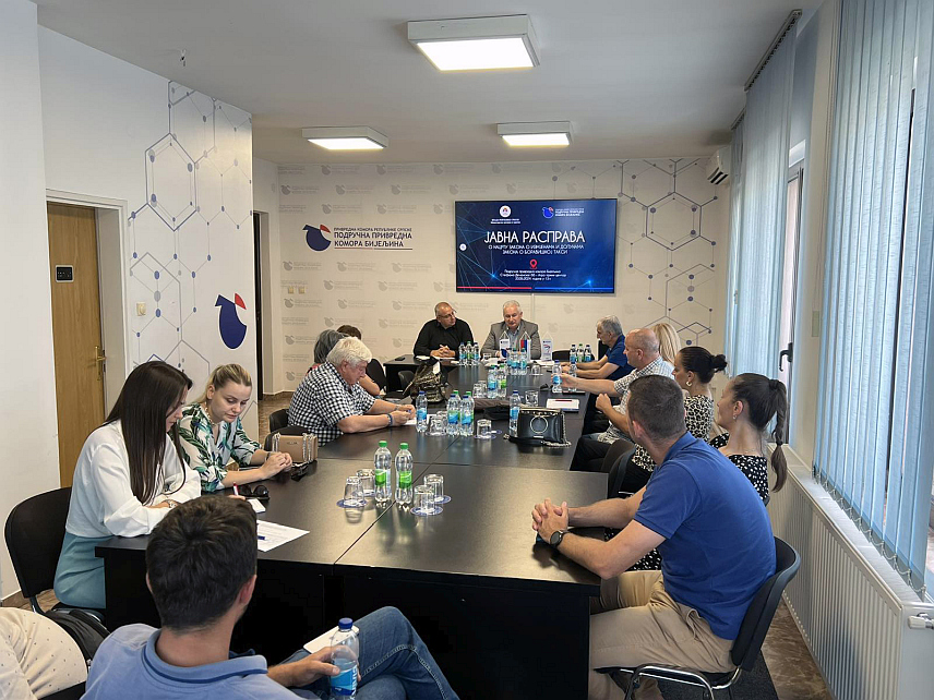 БИЈЕЉИНА, 20. ЈУНА /СРНА/ - Сви који пружају услуге смјештаја у Републици Српској биће обавезни да користе централни информациони систем који ће добити бесплатно од Владе Српске и у њега ће уносити податке о сваком госту од којег ће и наплатити боравишну таксу, рекао је данас помоћник министра за туризам и угоститељство Предраг Тешић.