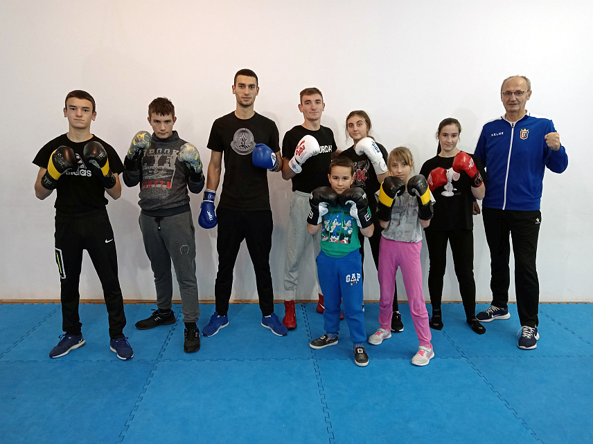 СОКОЛАЦ, 20. ЈУНА /СРНА/ - Члан "Гласинца" Александар Вељовић, у оквиру репрезентације БиХ, учествоваће на Европском првенству у боксу за јуниоре које почиње сутра у Сарајеву и трајаће до 1. јула, рекао је Срни тренер овог соколаког боксерског клуба Предраг Бартула.