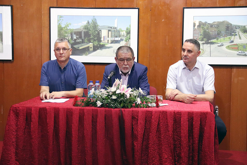 ДЕРВЕНТА, 20. ЈУНА /СРНА/ - Градоначелник Дервенте Милорад Симић организовао је данас пријем и подијелио новчане награде за вуковце, ученике генерације и оне који су освојили прва мјеста на такмичењима, за шта је из буџета града издвојено 7.470 КМ.