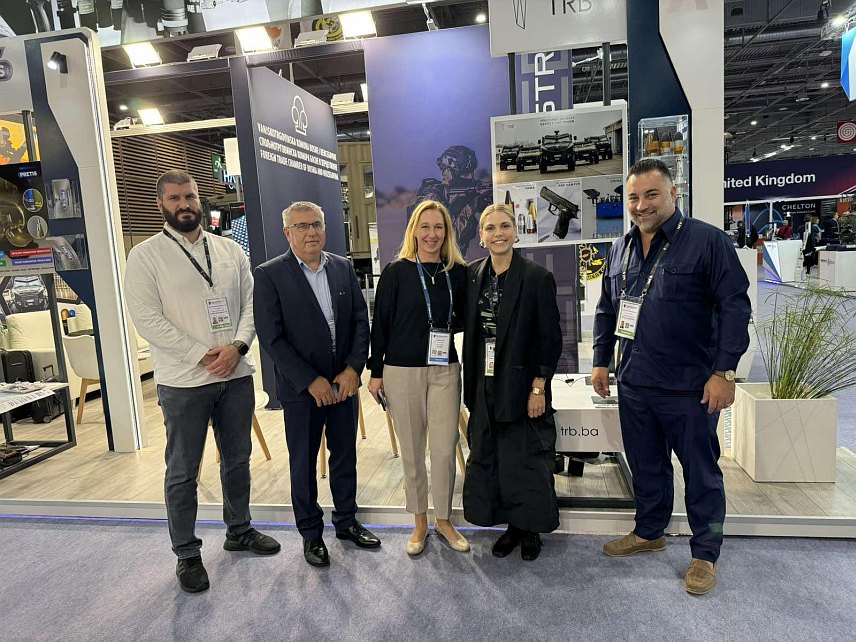 ПАРИЗ, 20. ЈУНА /СРНА/ - Компанија Технички ремонт Братунац /ТРБ/ представила је своје производе на Сајму намјенске индустрије у Паризу на којем су договорене бројне сарадње и нови уговори са фирмама из Саудијске Арабије, Мађарске, Јужне Африке и Индонезије, као и проширење сарадње са дугогодишњим партнерима.