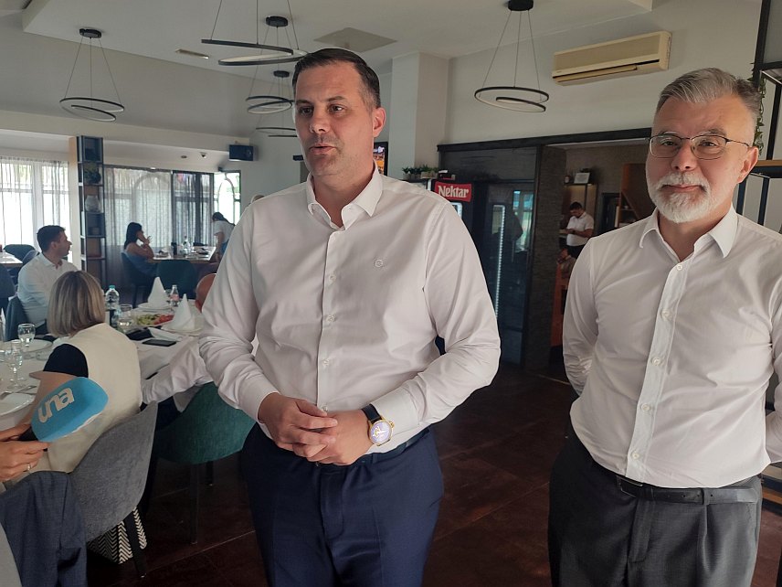 БАЊАЛУКА, 20. ЈУНА /СРНА/ - Министар за просторно уређење, грађевинарство и екологију Републике Српске Бојан Випотник разговарао је данас у Бањалуци са министром информисања и телекомуникација Србије Дејаном Ристићем.