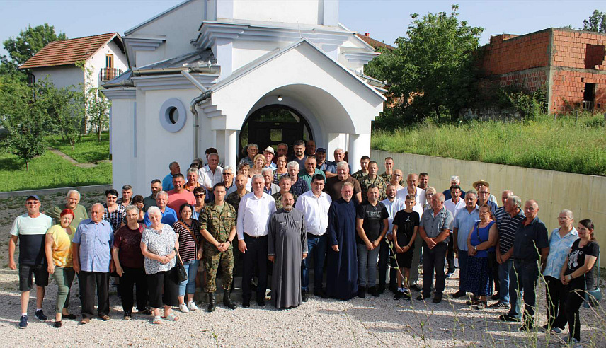 ЛОПАРЕ, 20. ЈУНА /СРНА/ - У страдалничком селу Брезје на Мајевици служен је парастос за 12 мјештана које су прије 32 године на свиреп начин убили припадници муслиманско-хрватских снага у протеклом рату.