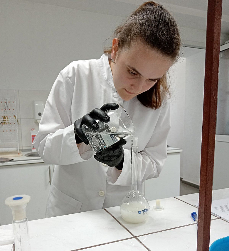 НОВИ ГРАД, 20. ЈУНА /СРНА/ - Ученица Бојана Бундало која је завршила трећи разред за занимање фармацеутски техничар у Средњошколском центру /СШЦ/ "Ђуро Радмановић" Нови Град написала је научноистраживачки рад "Хемијске особине меда са два локалитета".